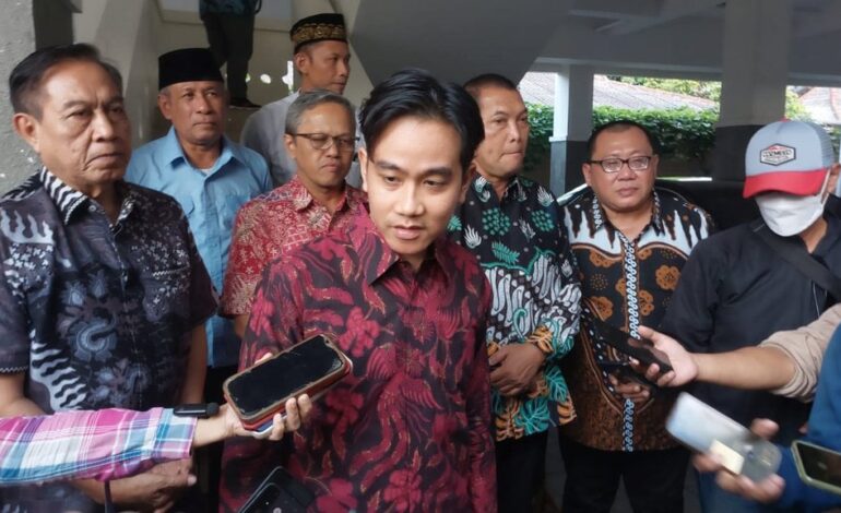  Gibran Rakabuming Raka Tidak Mengundurkan Diri Sebagai Wapres